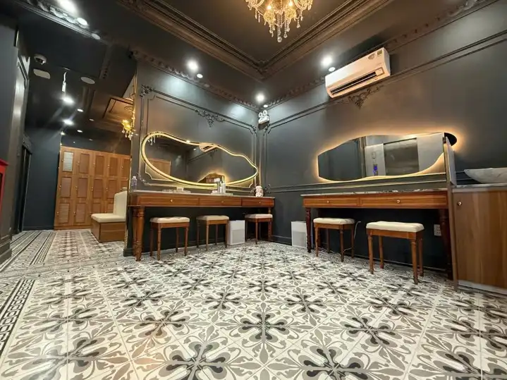 Du khách quốc tế ấn tượng với dịch vụ Barbershop kết hợp thư giãn và gội đầu dưỡng sinh