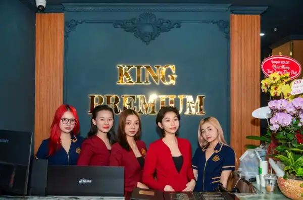 Với vị trí tọa lạc “vàng” ngay Trung tâm TP. HCM, King Luxury được đầu tư với quy mô lớn lên đến 80 phòng VIP, sẵn sàng phục vụ lượng lớn khách du lịch quốc tế.