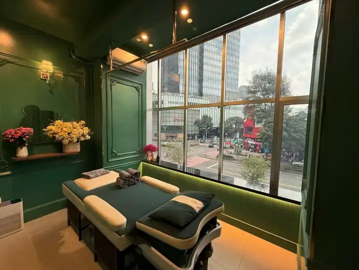 Du khách quốc tế ấn tượng với dịch vụ Barbershop kết hợp thư giãn và gội đầu dưỡng sinh
