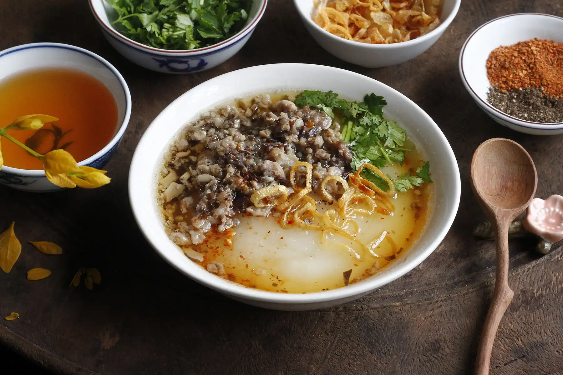 Bánh đúc nóng Hà Nội có hương vị rất riêng