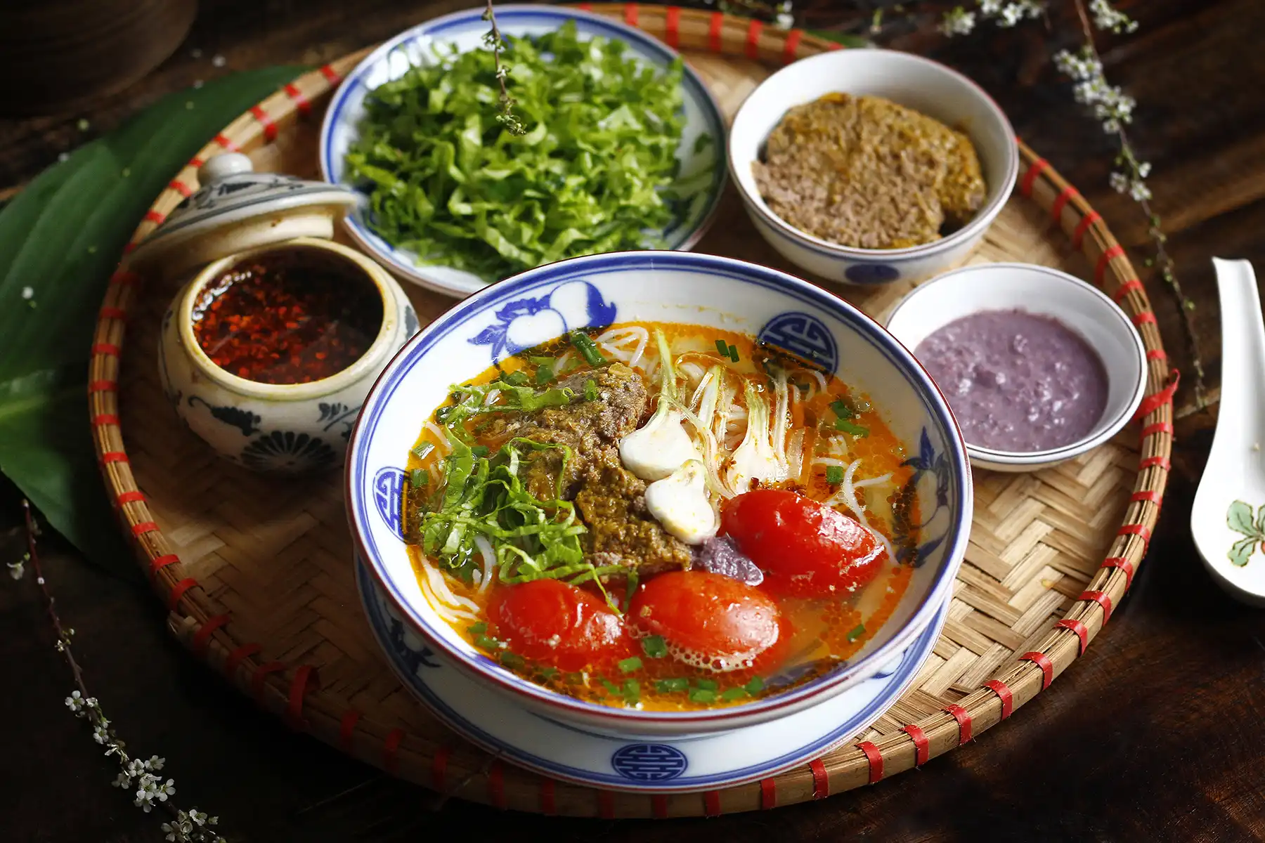 Bún riêu Hà Nội thường dùng mắm tôm để tạo vị