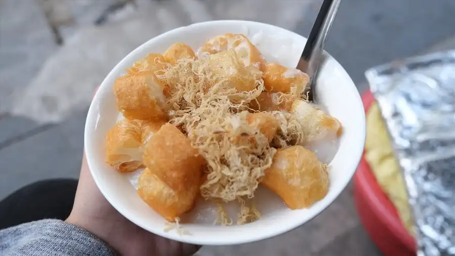Cháo quẩy là thức quà chiều quen thuộc tại Hà Nội