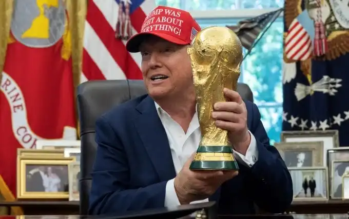 Tổng thống Mỹ Donald Trump cầm cúp vàng FIFA World Cup 2026