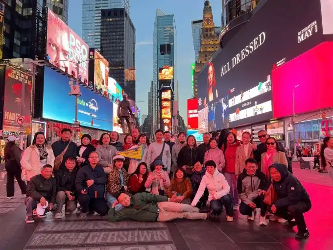 Đoàn khách Việt chụp ảnh lưu niệm tại Quảng trường Thời đại, New York