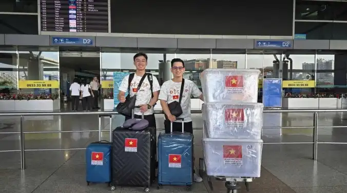 Dũng, Quân mang theo các thùng đựng đồ bếp và nông sản Việt đến vòng chung kết