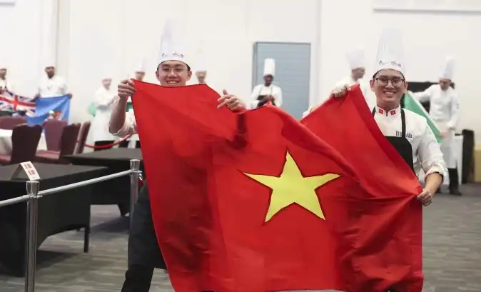 Tuấn Dũng và Minh Quân cầm cờ Việt Nam tại vòng chung kết cuộc thi